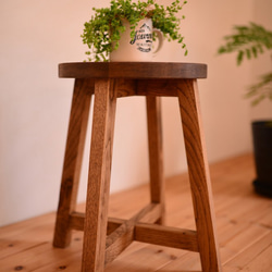 国産クリ無垢材 丸スツール・アンティーク仕上げ 2枚目の画像