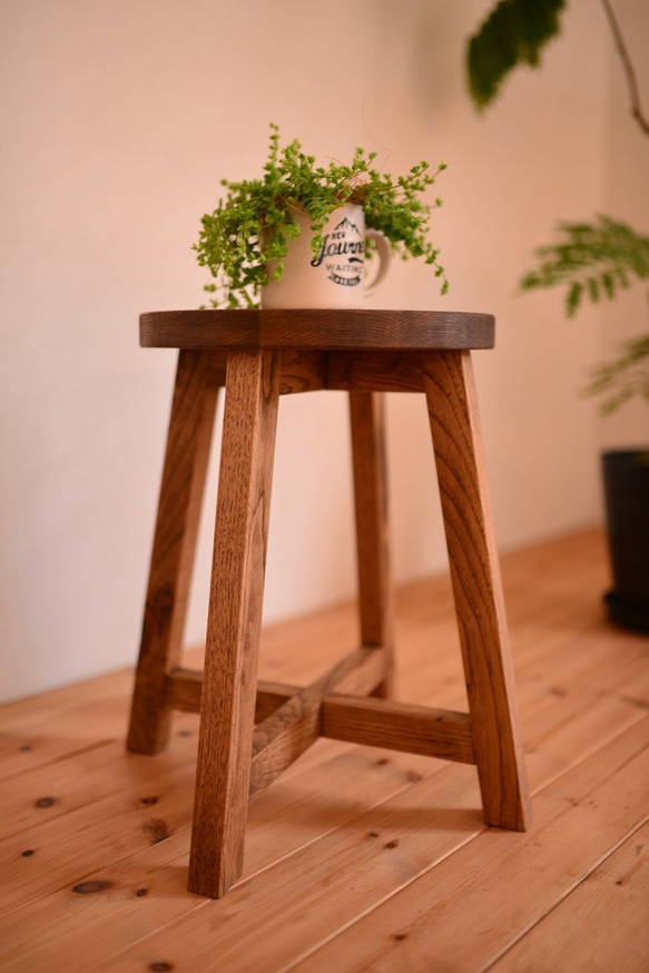 国産クリ無垢材 丸スツール・アンティーク仕上げ 2枚目の画像