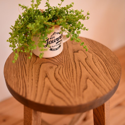 国産クリ無垢材 丸スツール・アンティーク仕上げ 3枚目の画像