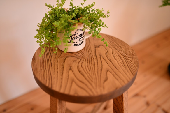 国産クリ無垢材 丸スツール・アンティーク仕上げ 3枚目の画像