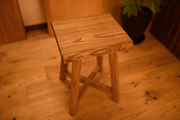 無垢クリ（栗の木）貴重な耳付きクリ材スツール・アンティーク仕上げ 3枚目の画像