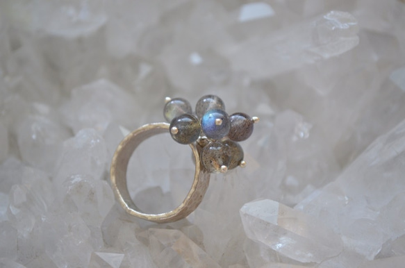花團錦簇的天然拉長石圓珠戒指 ✺Apple No.8 飾作室 第3張的照片
