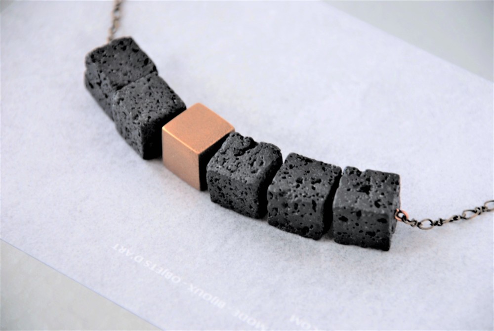 キューブ　ラヴァストーン6連ペンダント