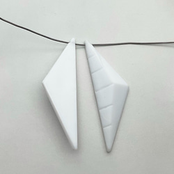 ヴィンテージアクリル　トライアングルピラミッド2個　白　VIAC13-wh　ジャーマンヴィンテージ　在庫限りの稀少ビーズ 4枚目の画像