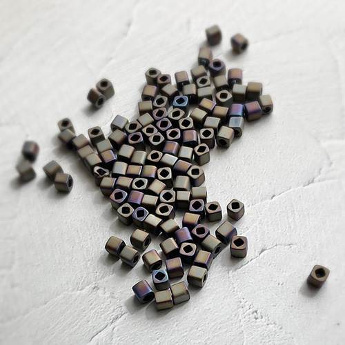 CUBEビーズ4mm 15g アイリスブラウンマット CUBE6-IrBr 四角 マクラメ  