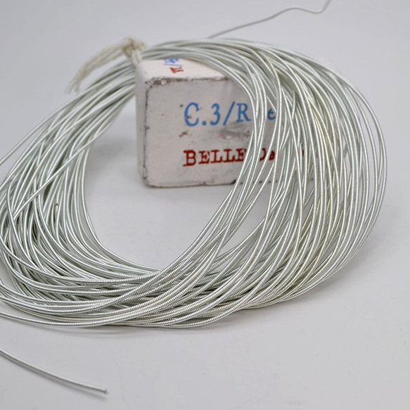 フレンチワイヤーハードブライトシルバー 1m　1.25ｍｍ　FW31BS ビーズ刺繍  モール  コイル状 メタルパーツ 1枚目の画像