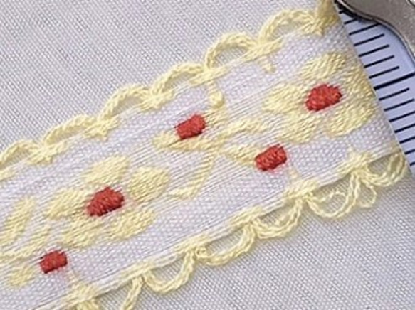 インド製リボンテープ 花柄レース刺繍(レモンイエロー) 幅1.8cm （長さ1.5m単位） 1枚目の画像