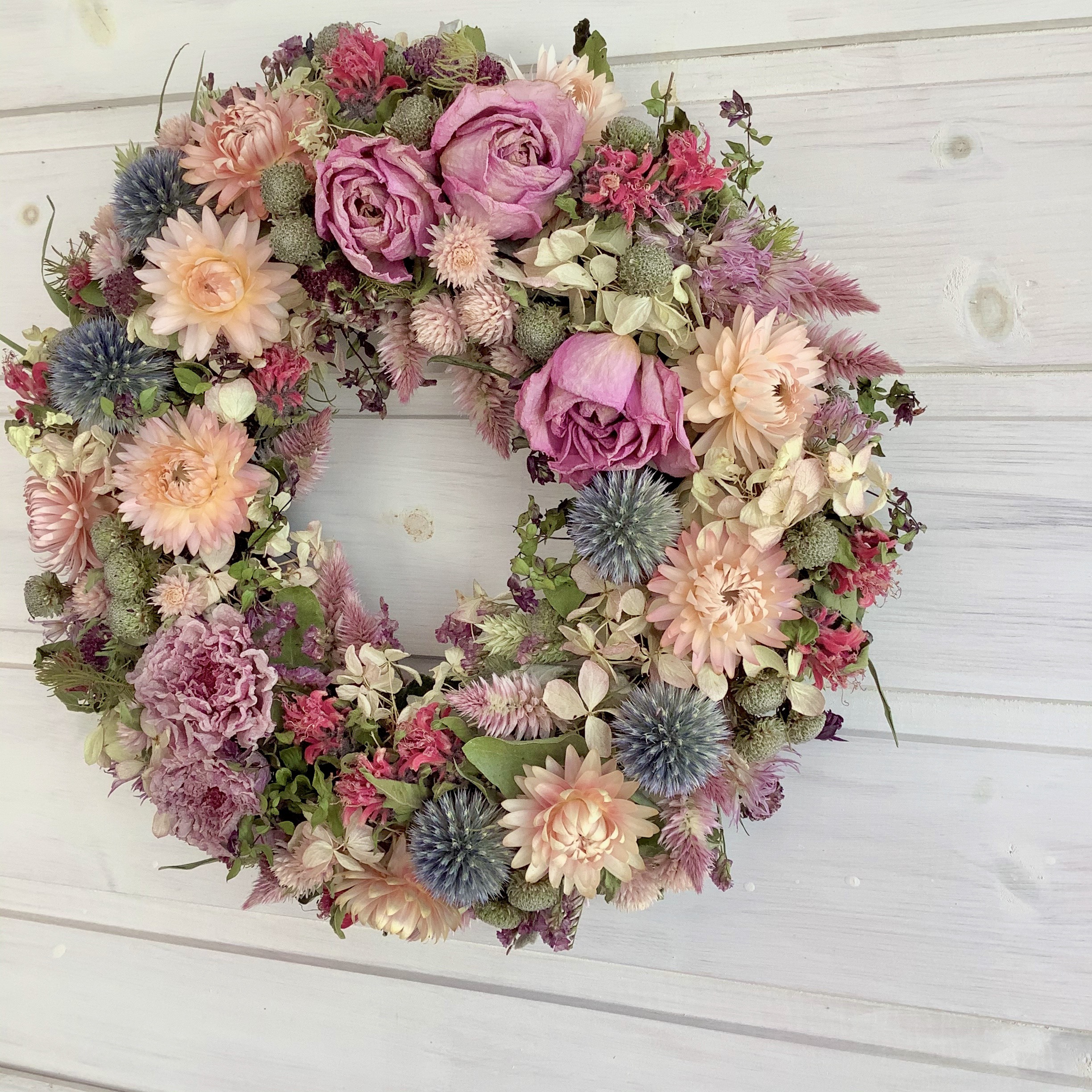 バラやラナンキュラスのお花畑リース ドライフラワーリース 母の日ギフトにも 送料無料）ドライフラワーリース ラナンキュラスと、 | iichi 日々の