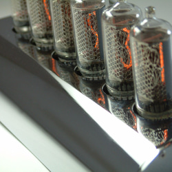 圓時 真空管時鐘 - 焠鍊黑 [Makenology 製學] Loft 工業風 Nixie Tube Clock 第4張的照片