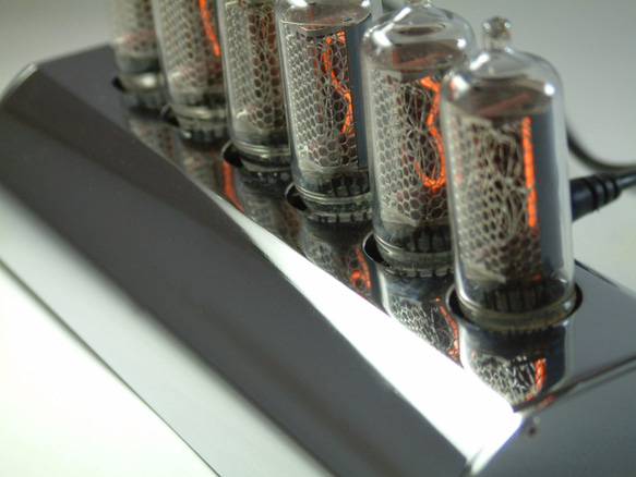 圓時 真空管時鐘 - 閃耀銀 [Makenology 製學] Loft 工業風 Nixie Tube Clock 第6張的照片