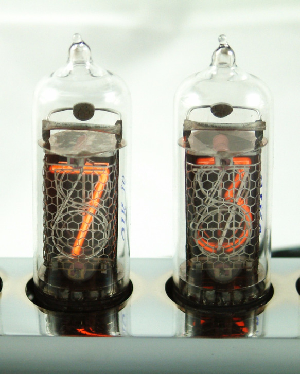 圓時 真空管時鐘 - 閃耀銀 [Makenology 製學] Loft 工業風 Nixie Tube Clock 第8張的照片