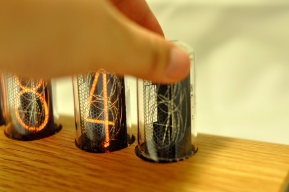 歲時 Jova 真空管時鐘 IN18 - 橡木 [Makenology 製學] Loft 工業風 Nixie Tube 第4張的照片