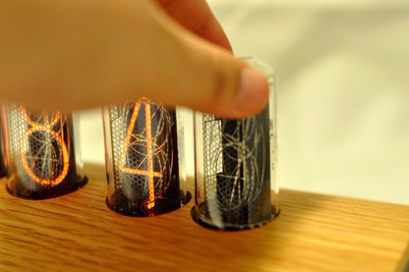 歲時 Jova 真空管時鐘 IN18 - 胡桃木 [Makenology 製學] Loft 工業風 Nixie Tube 第4張的照片