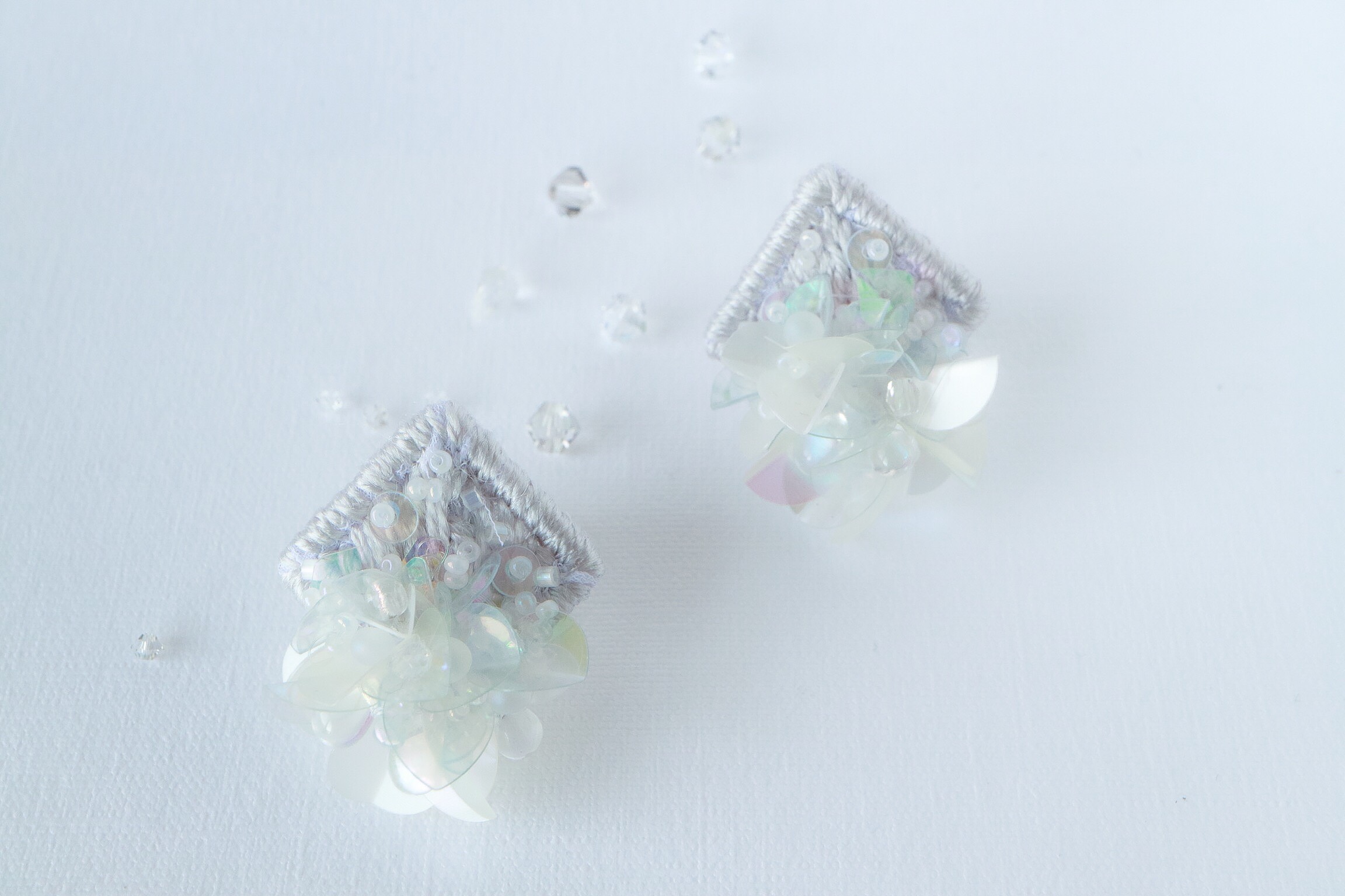 シルクとスパンコールのオーロラピアス(グレーブルー)