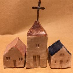 【小さな家シリーズ①】教会と小さな家　陶器　ミニチュア　教会　クリスマス　森 2枚目の画像