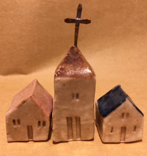 【小さな家シリーズ①】教会と小さな家　陶器　ミニチュア　教会　クリスマス　森 2枚目の画像