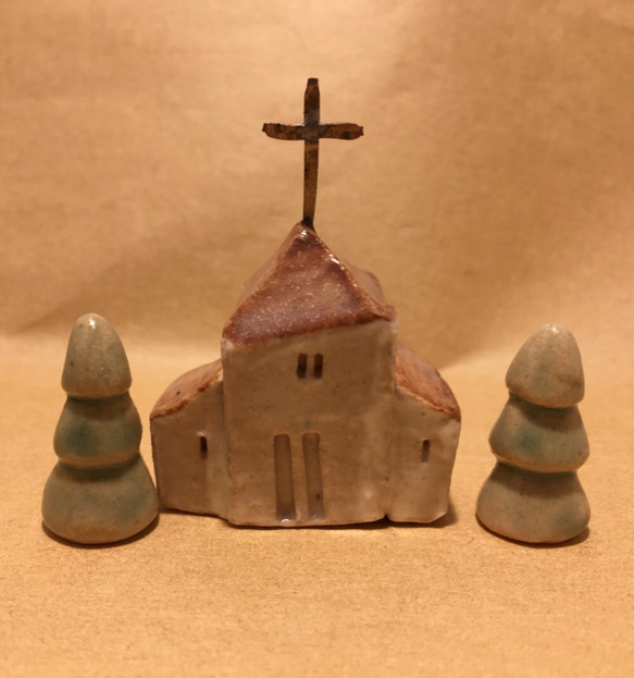 【小さな家シリーズ②】森の中の教会　陶器　ミニチュア　教会　クリスマス　森 2枚目の画像