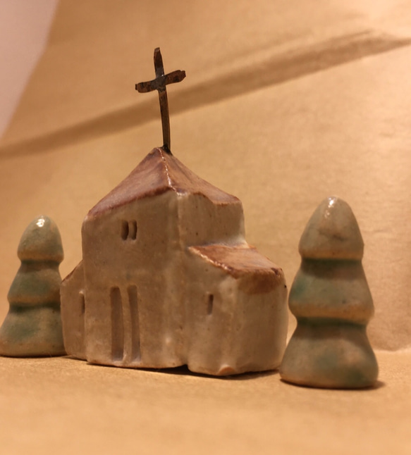 【小さな家シリーズ②】森の中の教会　陶器　ミニチュア　教会　クリスマス　森 3枚目の画像