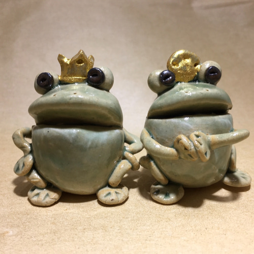 カエルの陶器彫刻2点セット カエルの陶器彫刻2点セット