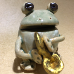 【ミニタイプ登場！】サックスを吹くカエルさん　陶器　蛙　かえる　カエル　 1枚目の画像