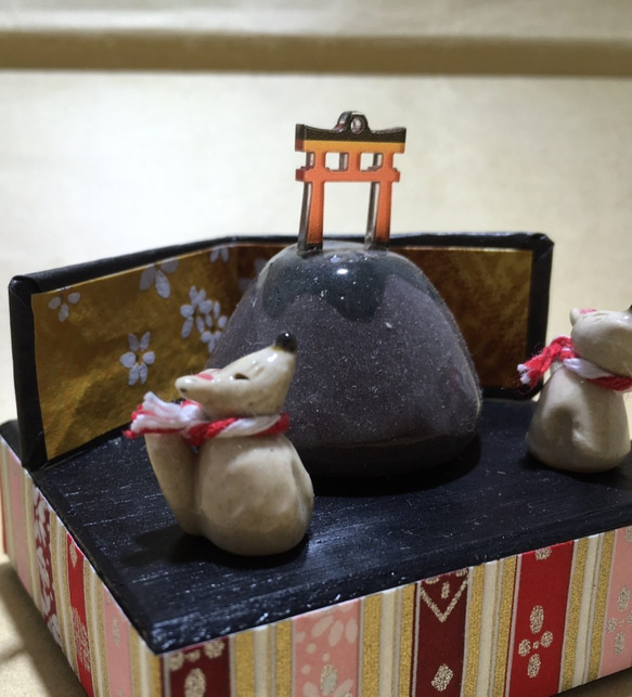 【秋の新作（きつねシリーズ②）】キツネの村祭り　陶器　置き物　ミニチュア 4枚目の画像