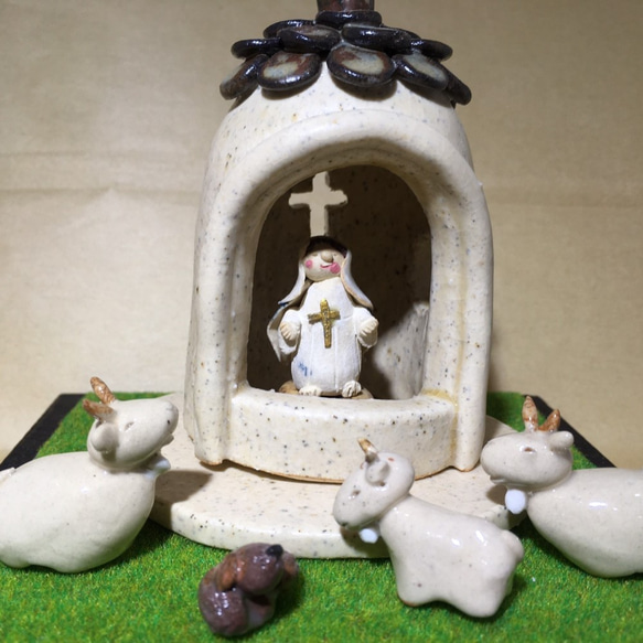 秋の新作】草原の中にある教会 陶器 マリア様 山羊 牧羊犬 教会 十字架