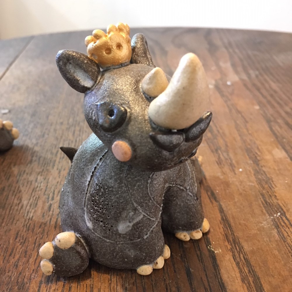 王様サイの置き物　メガネ置き　眼鏡乗せ　眼鏡掛け　陶器　王さま