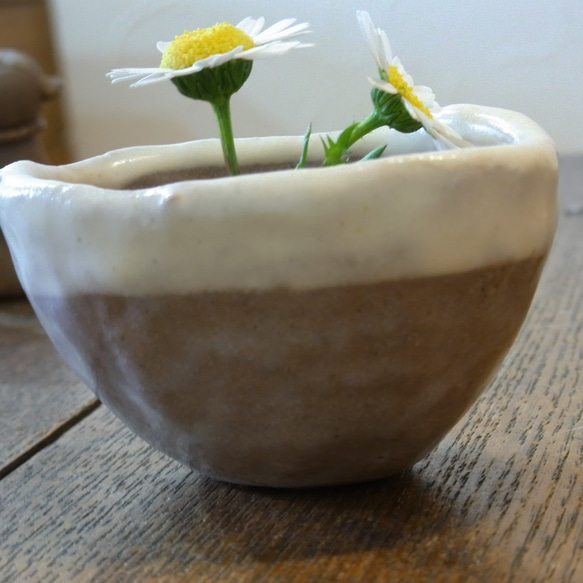 【再再販】小さなお花を飾るのにとても便利なミニミニ花器（ホワイト） 2枚目の画像