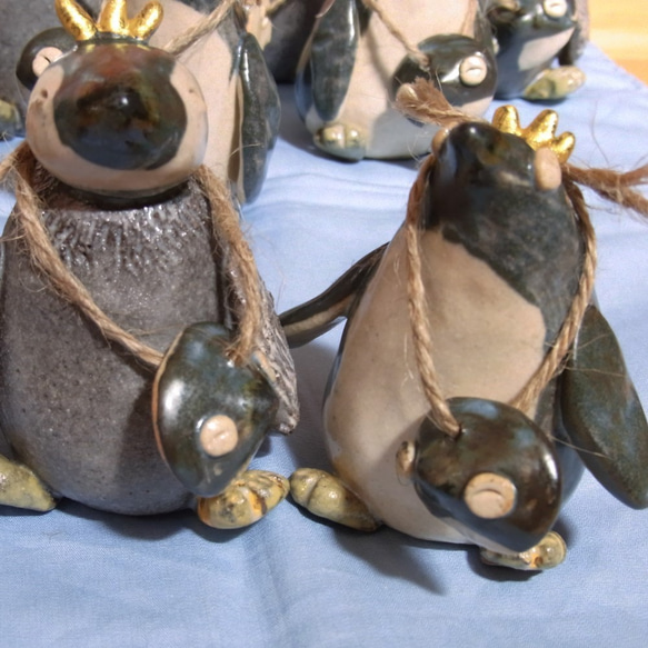 ニコニコ笑顔のペン吉さんと銀太くん  置き物　ペンギン　陶器　 2枚目の画像