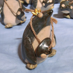 ニコニコ笑顔のペン吉さんと銀太くん  置き物　ペンギン　陶器　 4枚目の画像