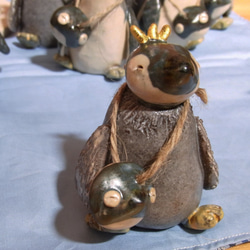 ニコニコ笑顔のペン吉さんと銀太くん  置き物　ペンギン　陶器　 5枚目の画像