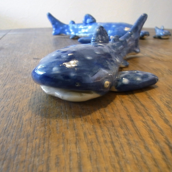 ジンベイザメの置き物　陶器　サメ　鮫　ジョーズ　　 2枚目の画像