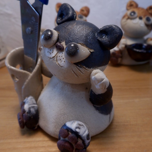 福招きsale】白黒ネコのハサミ立て ネコ 猫 ねこ ペン立て 陶器 机上