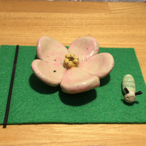 桃のお花のお香立てwithアオムシくん　お香立て　陶器 3枚目の画像