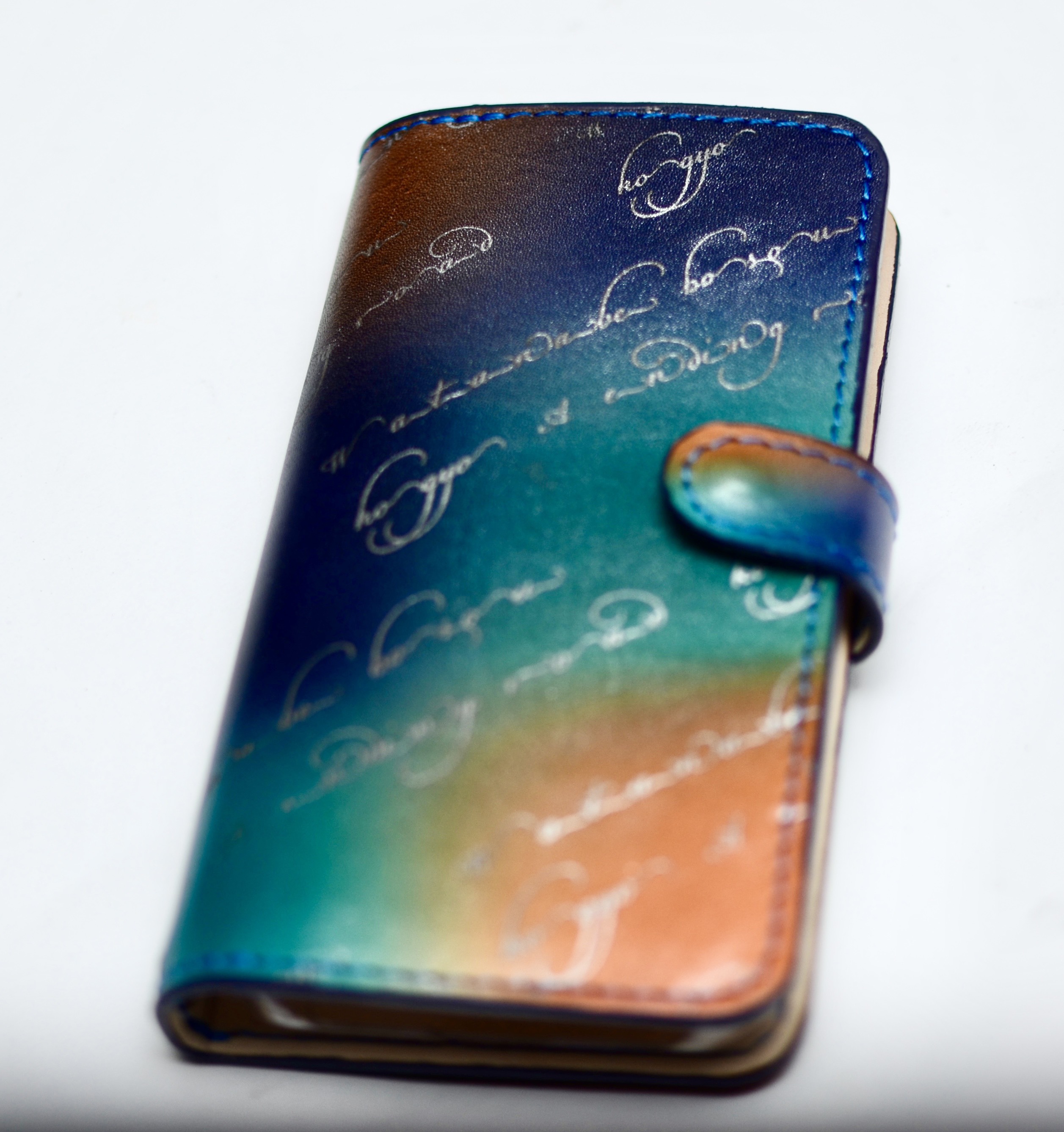 【オーダー制作】カラフルな色合いにあなただけのメッセージを刻んだレザー手帳型スマホケース（iPhone14、全機種対応）