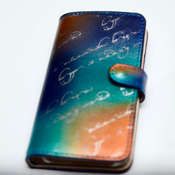 【オーダー制作】カラフルな色合いにあなただけのメッセージを刻んだレザー手帳型スマホケース（iPhone14、全機種対応） 1枚目の画像