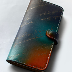 【オーダー制作】カラフルな色合いにあなただけのメッセージを刻んだレザー手帳型スマホケース（iPhone14、全機種対応） 2枚目の画像