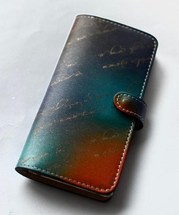 【オーダー制作】カラフルな色合いにあなただけのメッセージを刻んだレザー手帳型スマホケース（iPhone14、全機種対応） 2枚目の画像