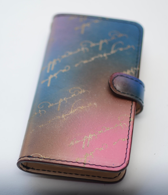 【オーダー制作】カラフルな色合いにあなただけのメッセージを刻んだレザー手帳型スマホケース（iPhone14、全機種対応） 3枚目の画像