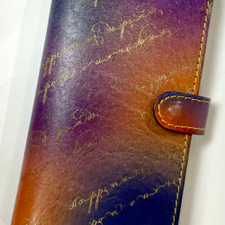 【オーダー制作】カラフルな色合いにあなただけのメッセージを刻んだレザー手帳型スマホケース（iPhone14、全機種対応） 4枚目の画像