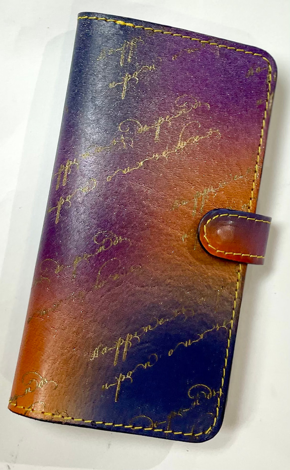 【オーダー制作】カラフルな色合いにあなただけのメッセージを刻んだレザー手帳型スマホケース（iPhone14、全機種対応） 4枚目の画像