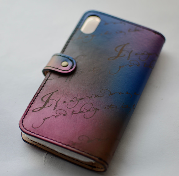 【オーダー制作】カラフルな色合いにあなただけのメッセージを刻んだレザー手帳型スマホケース（iPhone14、全機種対応） 5枚目の画像