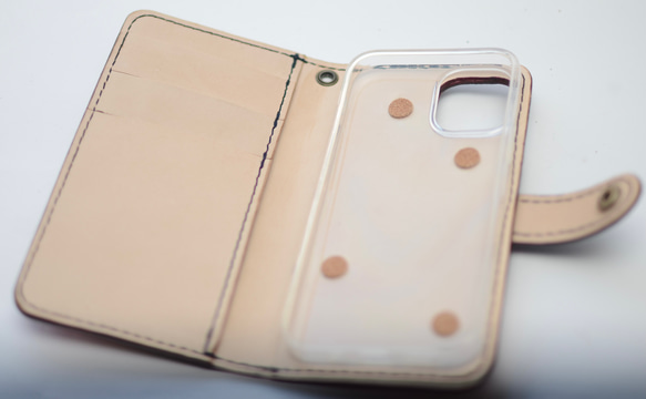 【オーダー制作】カラフルな色合いにあなただけのメッセージを刻んだレザー手帳型スマホケース（iPhone14、全機種対応） 7枚目の画像