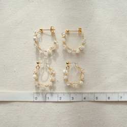 ワイヤー小枝ピアス、イヤリング　水晶とマザーオブパールのリースフープs(ゴールド) 2枚目の画像
