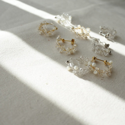 ワイヤー小枝ピアス、イヤリング　水晶とマザーオブパールのリースフープs(ゴールド) 3枚目の画像