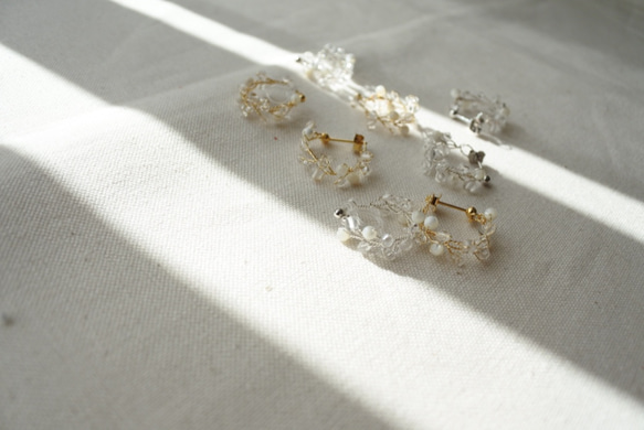 ワイヤー小枝ピアス、イヤリング　水晶とマザーオブパールのリースフープs(ゴールド) 3枚目の画像