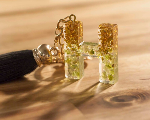 H イニシャルキーホルダー　ブラック　マーブル　アルファベット　レジン　チャーム H イニシャルキーホルダー ブラック マーブル アルファベット