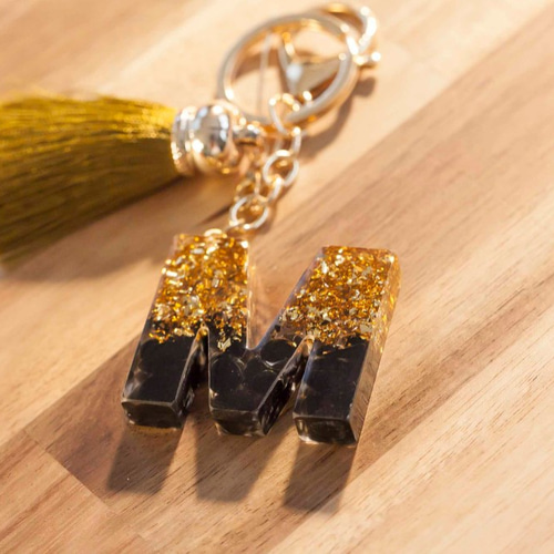 M イニシャルキーホルダー ホワイト系マトリカリア レジン チャーム