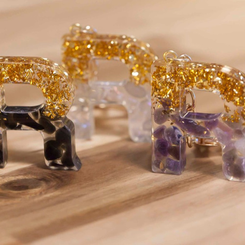 最安値！【美品】キーホルダー・LV イニシャル ☆UVレジン☆イニシャルキーホルダー【S】 / アルファベット