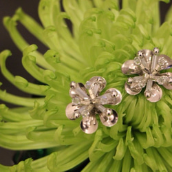 シルバークリスタルの花のイヤリング（透明の花） 4枚目の画像
